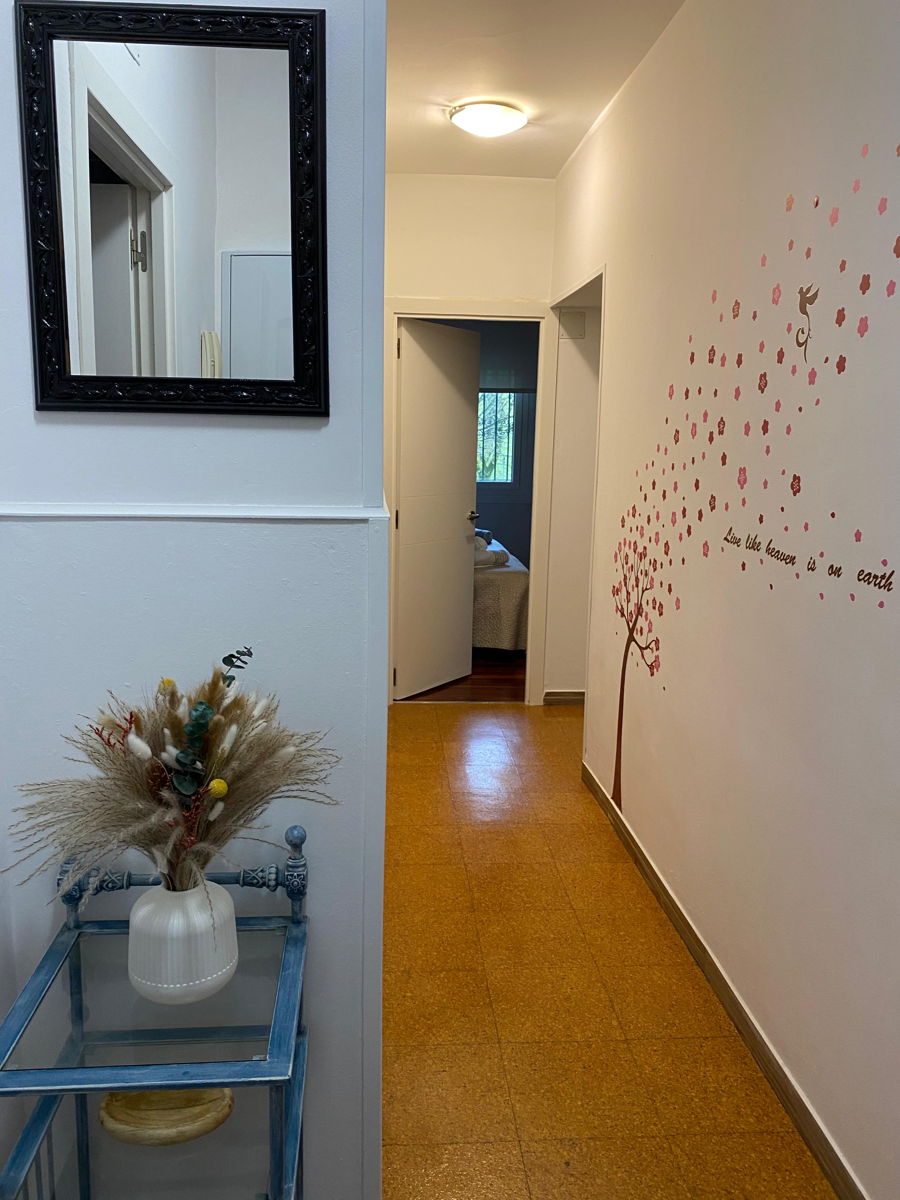 Entrada con vinilo árbol y espejo