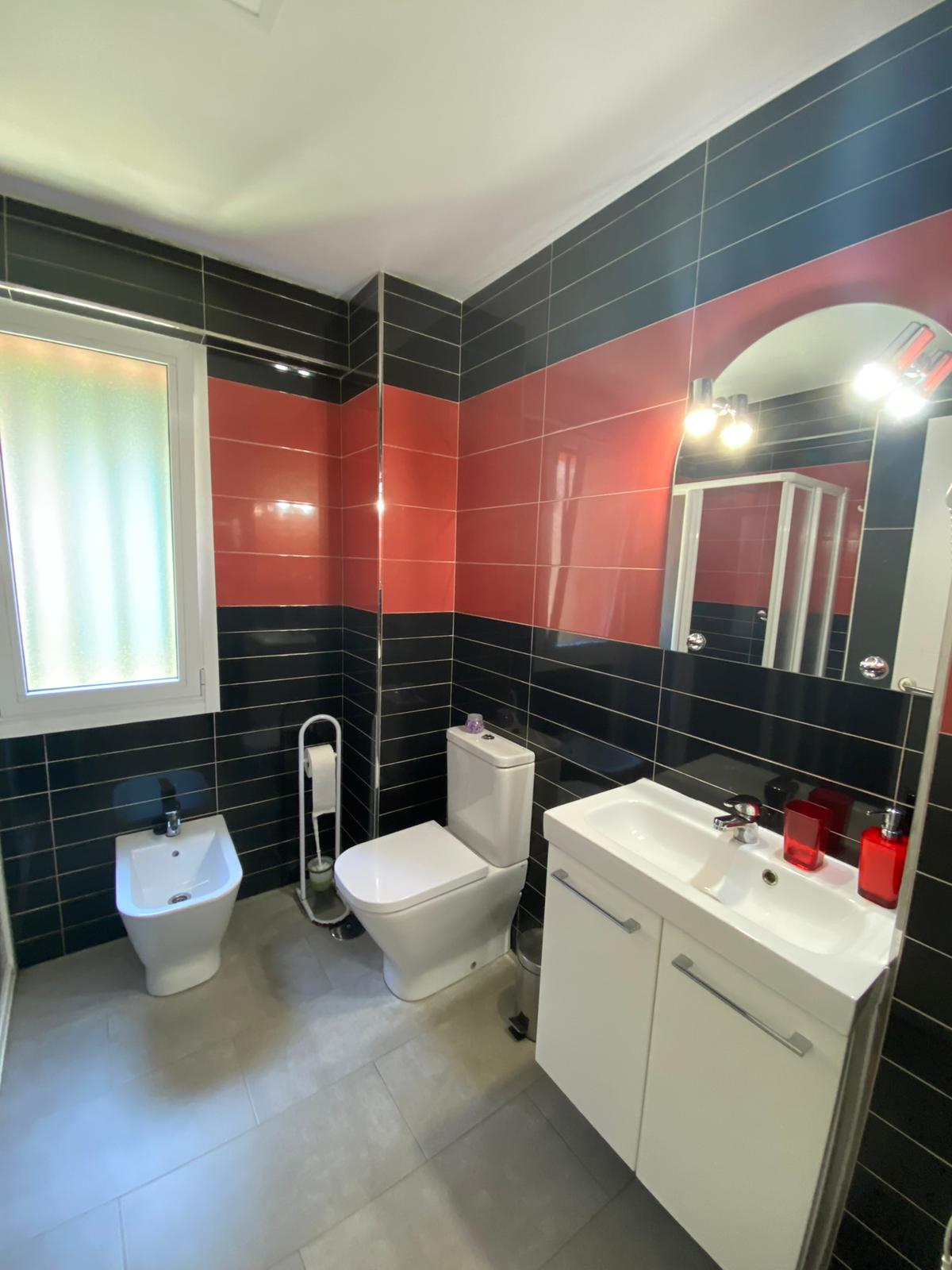 Baño completo con ducha, bidé y lavabo